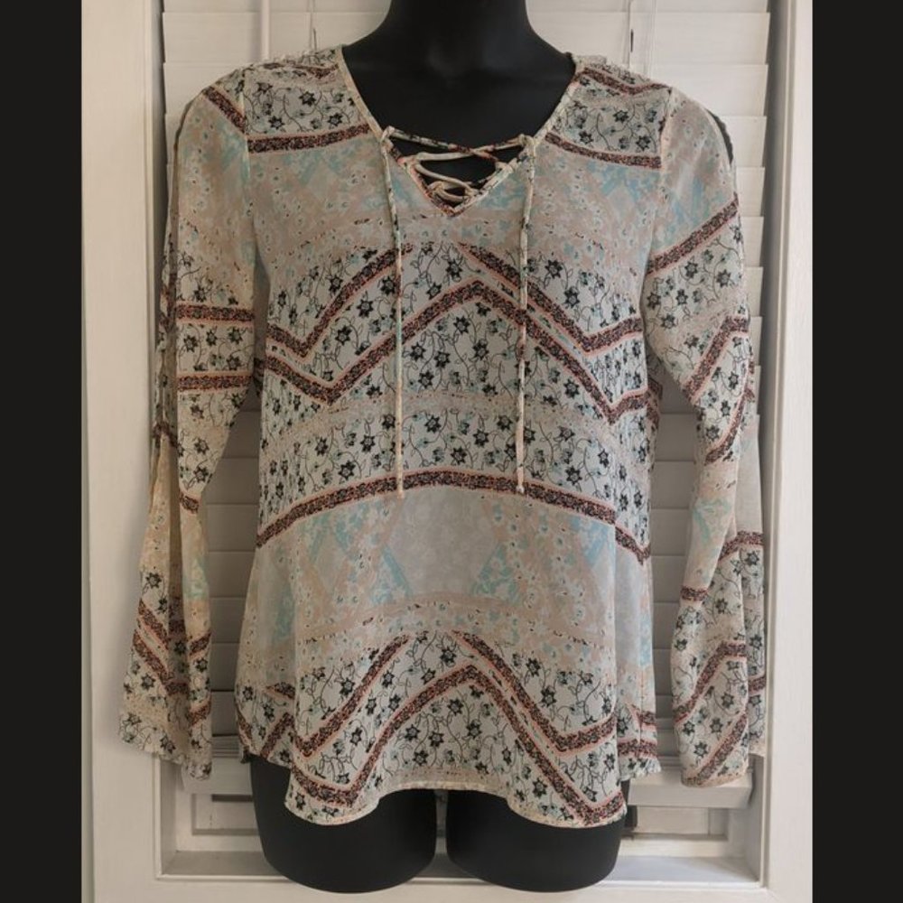 Beautiful Maurices Light Weight Top
